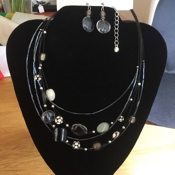 Multilayered necklace with matching earrings. - Picture 2 of 3